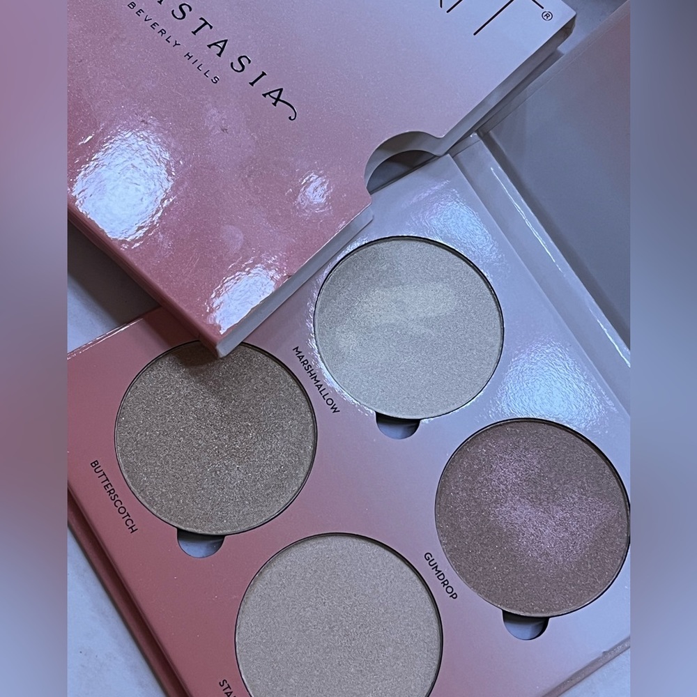 ABH sugar glow kit. A highlighter palette. Brand new.